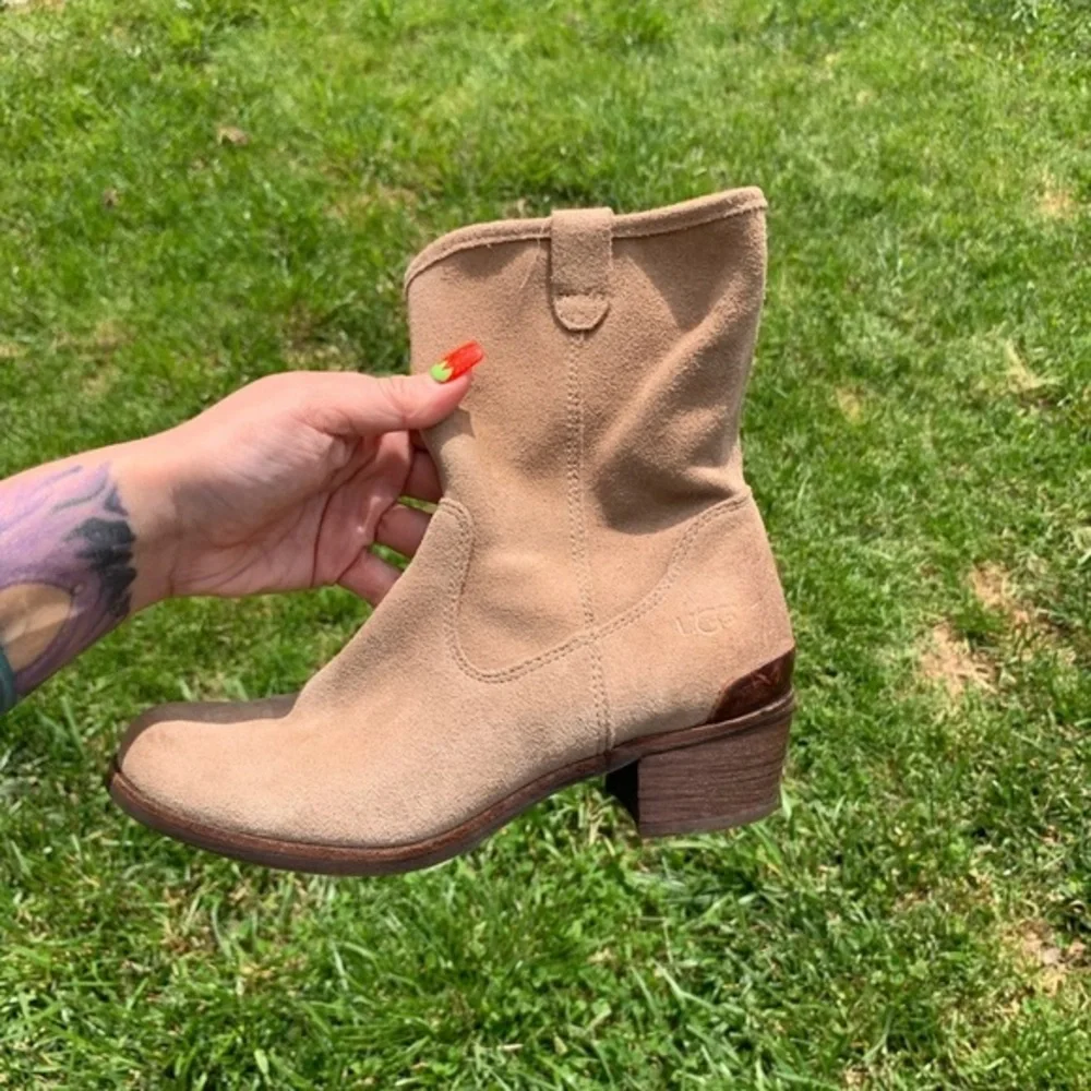 UGG Rioni Tan Suede Leather‎ Soft Pull On Mid Boots